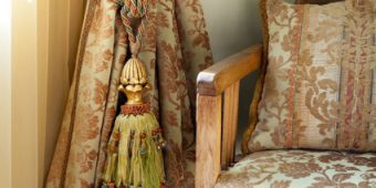 Decorative tassels for curtain holds